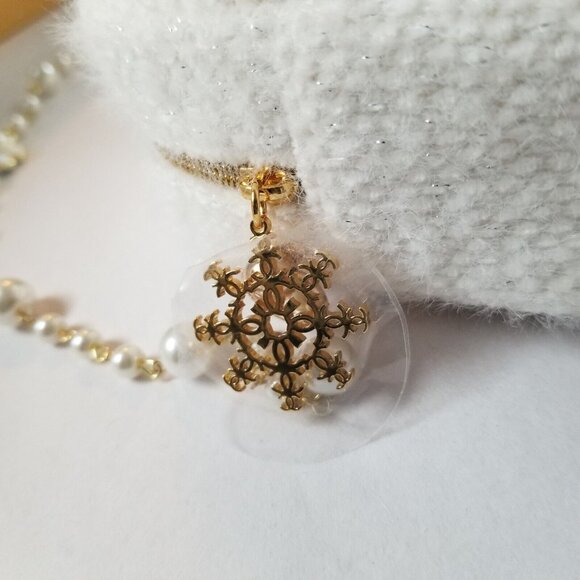 CHANEL Winter White Gold Makeup Bag Pouch 2024 Holiday Limited Edition NIB - Picture 4 of 10